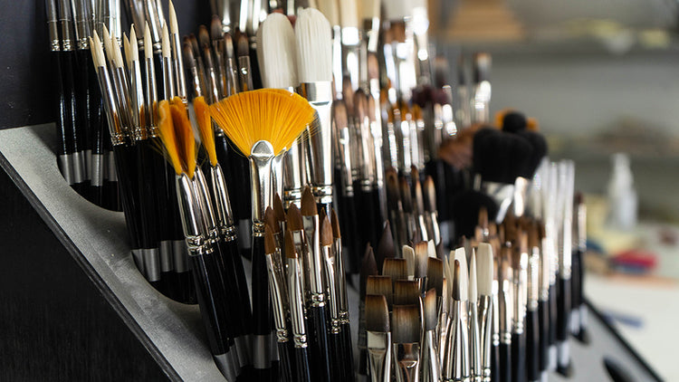 9 Best Acrylic Paint Brushes For Artists & Students